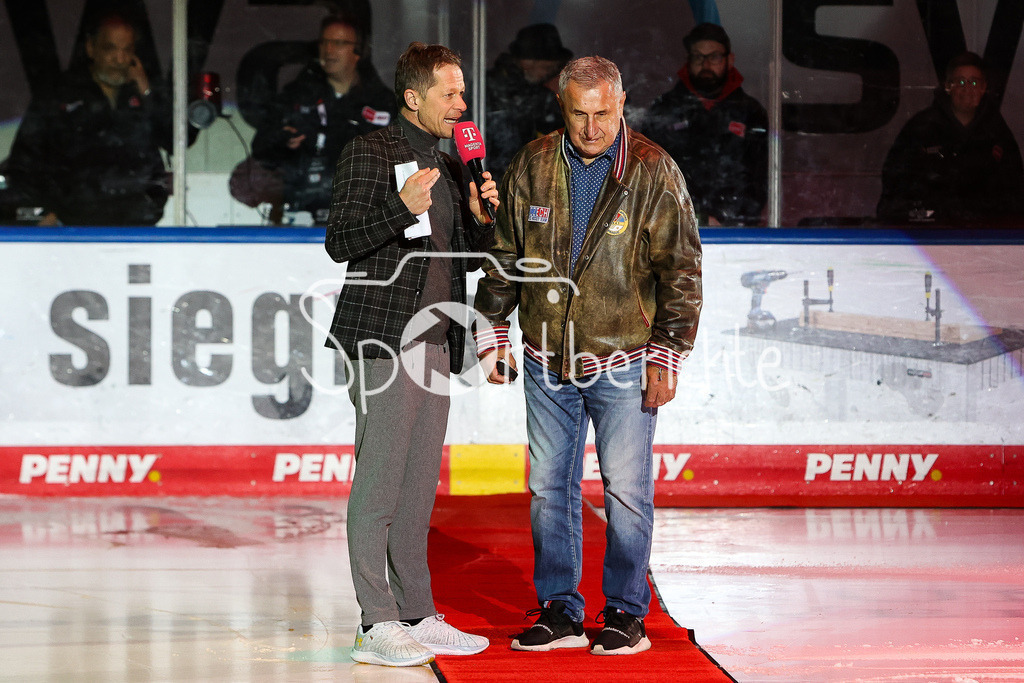 Augsburger Panther - Nürnberg ICE Tigers | Sascha BANDERMANN interviewt Eishockey Legende Jaroslav POUZAR am Rande des DEL Retro Spieles zwischen Augsburg und Nuernberg