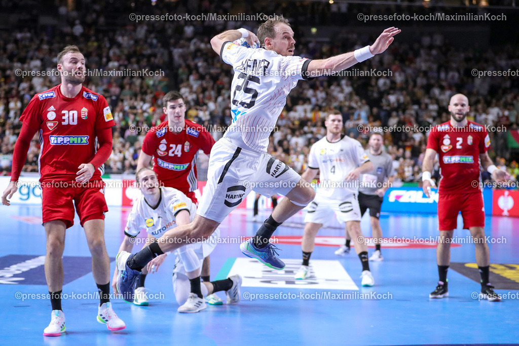 EHFEURO22012403084 | 22.01.2024, EHF EURO 2024, Männer Europameisterschaft Handball, Lanxess Arena in Köln, Deutschland - Ungarn: Kai Häfner (Deutschland) wirft den Ball auf das Tor
