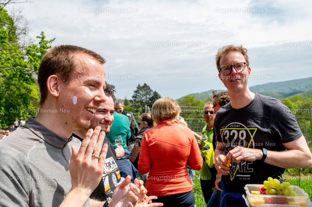DSC_9772 | bre, Bergsträßer Weinlagenwanderung,,Rast oberhalb des Fürstenlagers,  gut wer an Sonnencreme gedacht hatte, Bild: Thomas Neu