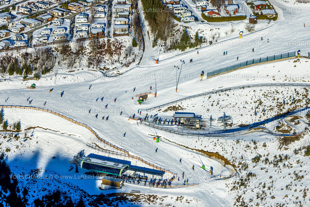 Winterberg230205663 | Luftbild, Skifahrer an winterlicher Talstation Schneewittchen 25, Winterberg, Sauerland, Nordrhein-Westfalen, Deutschland