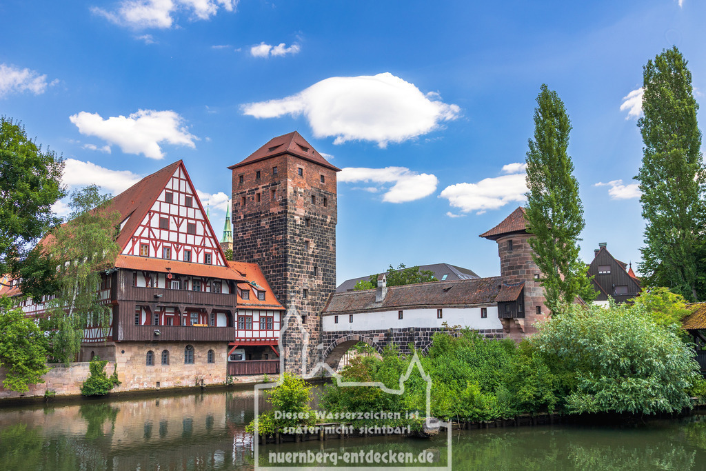 Titelbild des Nürnberger Fotokalender für das Jahr 2026 | Ansicht des historischen Weinstadels mit Wasserturm und Henkersteg an der Pegnitz in der Altstadt von Nürnberg. Die gut erhaltene Fachwerkarchitektur und die mittelalterlichen Sandsteinbauten spiegeln sich im ruhigen Wasser. - Realisiert mit Pictrs.com