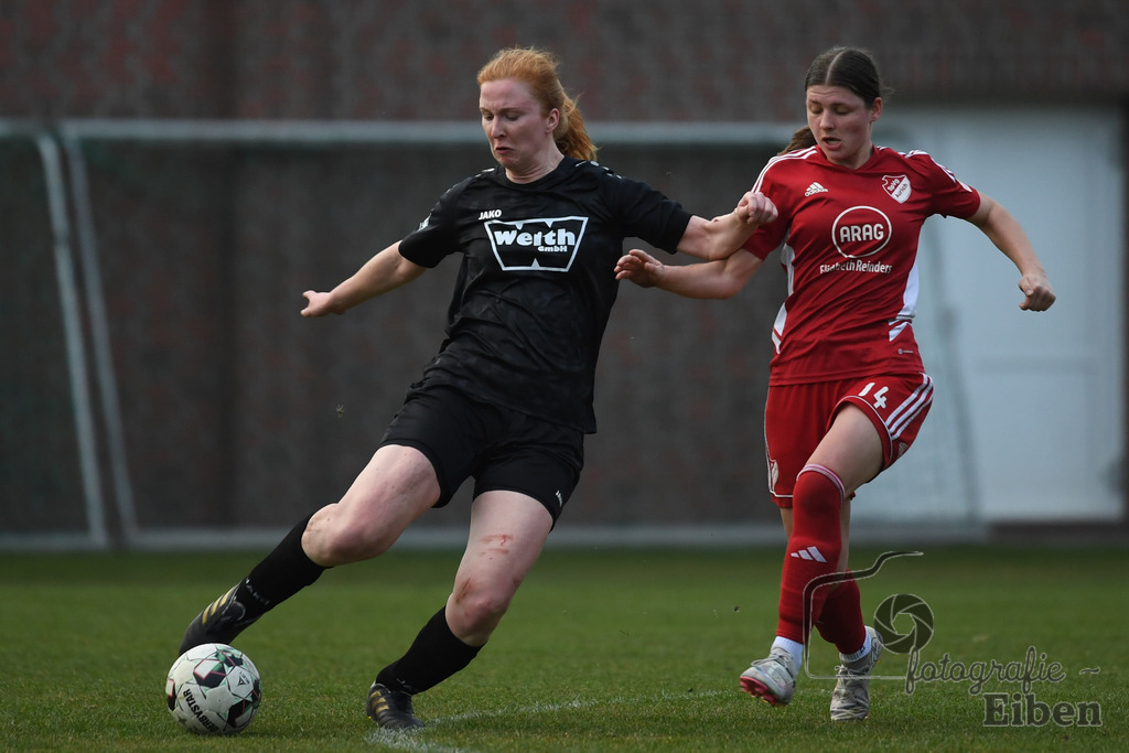 SG am Meer-SpVG Aurich U20 | Bezirksliga Frauen Nord; SG am Meer (schwarz)-SpVG Aurich U20 (rot) am 23.03.2025; in Gristede (Fehrenkampstr. 2a), Photo: Philip Eiben 2025 - Realisiert mit Pictrs.com