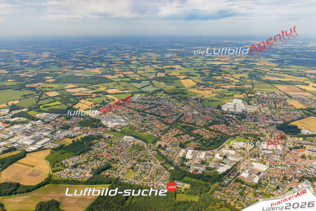 Übersichts Bild Lohne - Die Luftaufnahme wurde 2025 vom UL-Flugzeug heraus erstellt ( keine Drohnenaufnahme ) - Hochauflösende Luftaufnahme - für Wandbilder und großformatige Ausdrucke geeignet. Das besondere Geschenk!Hier alle&nbsp;Infos zur Lizenzierung der LuftaufnahmeWir fliegen auch dieses Jahr wieder in Ihre Region um Luftbilder zu erstellen.- Luftbild anfragen
