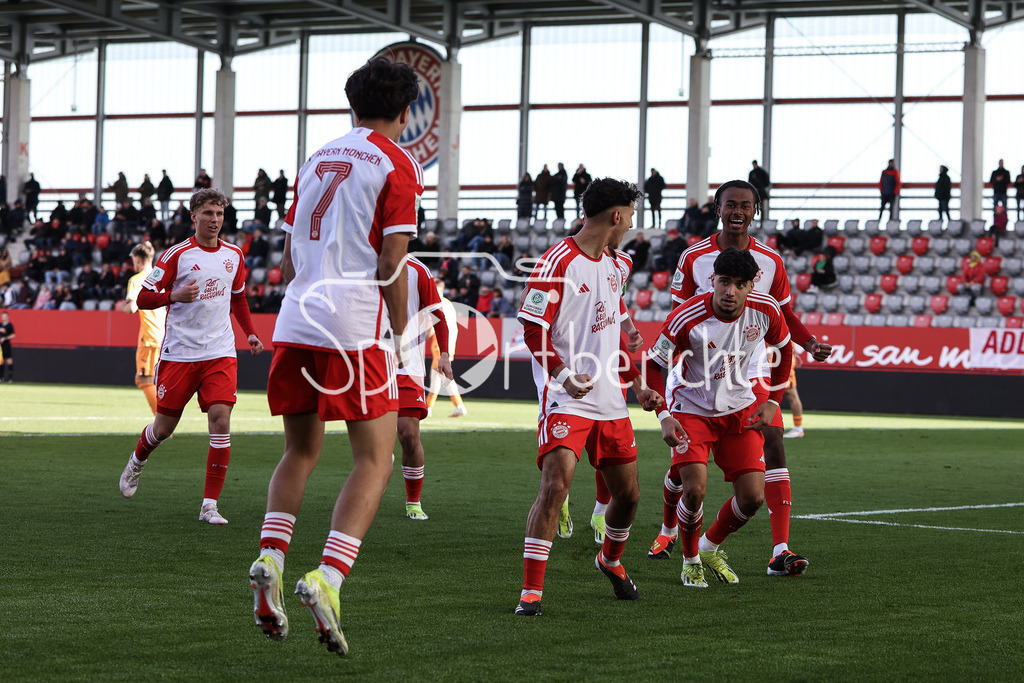 FC Bayern München U19 - TSG 1899 Hoffenheim U19 | Jubel nach dem Treffer zum 1-o fuer den FC Bayern durch Emirhan DEMIRCAN (FCB #11) / Torschuezte / Tor / Freude / Happy
