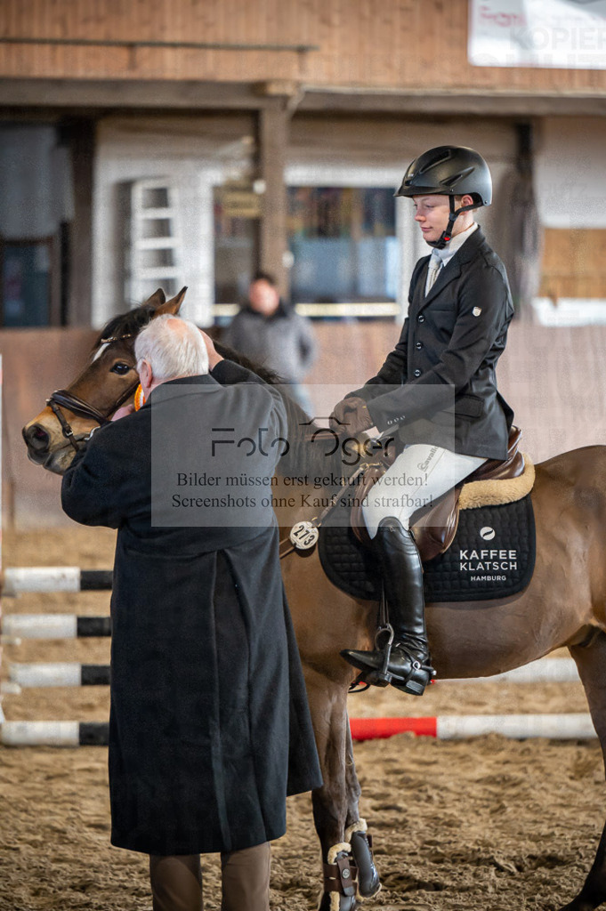Hallenreittunier Voxtrup 2023 | Entdecke hochwertige Reitturnierfotos von Foto Oger. Professionell, emotional und authentisch – jetzt Lieblingsmomente im Shop bestellen.Deutschlandweite Turnierfotografie. - Realisiert mit Pictrs.com