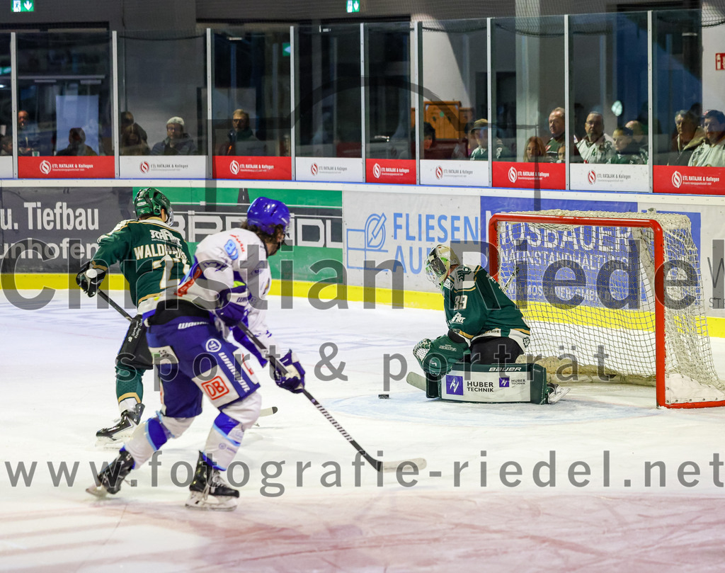 2025-09-26_021_TSV_Erding_gegen_SC_Riessersee | Erding, Deutschland, 26.09.2025:Eishockey, Oberliga Süd 2025 / 2026, 3. Spieltag, TSV Erding gegen SC Riessersee, Endergebnis: 3:5Mark Waldhausen (Erding Gladiators, #27), Andreas Schneider (SC Riessersee, #81), Torwart Leon Meder (Erding Gladiators, #39)Foto: Christian Riedel / fotografie-riedel.net