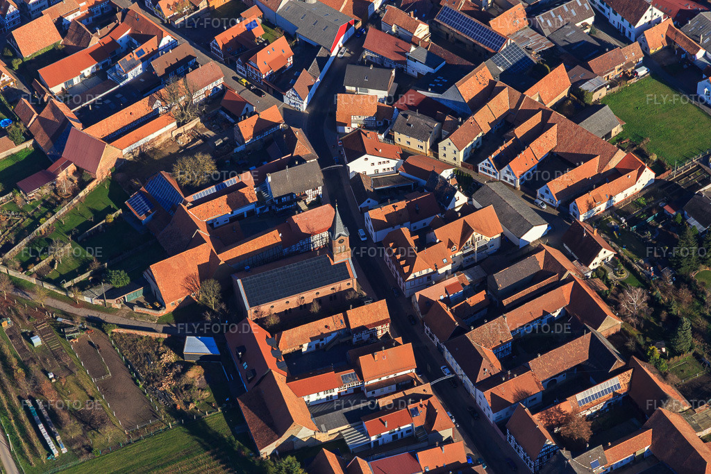Luftbild: Protestantische Kirche in Steinweiler im Bundesland Rheinland-Pfalz in Deutschland. – Foto: IMG_095870.jpg vom 03.12.2016 durch Werner Riehm/FLY-FOTO.de – Auflösung des Originals: 5472 x 3648 px – Dekanat Bad Bergzabern