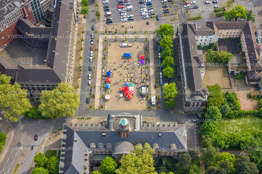 Herne240500407 | Luftbild, Maifeiertag Tag der Arbeit auf dem Marktplatz Friedrich-Ebert-Platz, Stände und Sitzbänke mit Sonnenschirmen, neben dem Rathaus, Herne-Mitte, Herne, Ruhrgebiet, Nordrhein-Westfalen, Deutschland