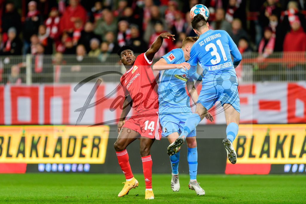 FCUFRE20211215_026 | Fussball, Herren: Taiwo Awoniyi (1. FC Union Berlin), Philipp Lienhart (SC Freiburg) und Keven Schlotterbeck (SC Freiburg) im Zweikampf bei dem Spiel der 1. Bundesliga zwischen 1. FC Union Berlin und SC Freiburg im Stadion An der Alten Foersterei am 15.12.2021 in Berlin, Deutschland.DFB / DFL REGULATIONS PROHIBIT ANY USE OF PHOTOGRAPHS AS IMAGE SEQUENCES AND/OR QUASI-VIDEO. - Realisiert mit Pictrs.com