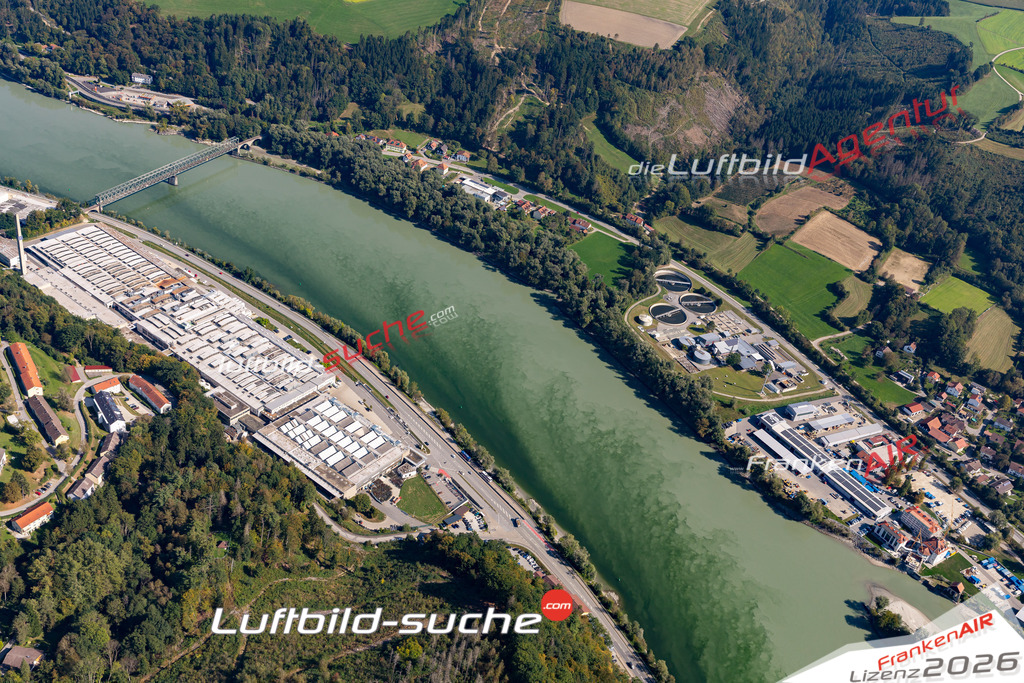 Die Luftbildaufnahme Donaustrasse - Passau wurde 2020 mittels Flugzeug (keine Drohne) erstellt. Perfekte Schärfe und Druck- Ergebnisse- Garantiert!