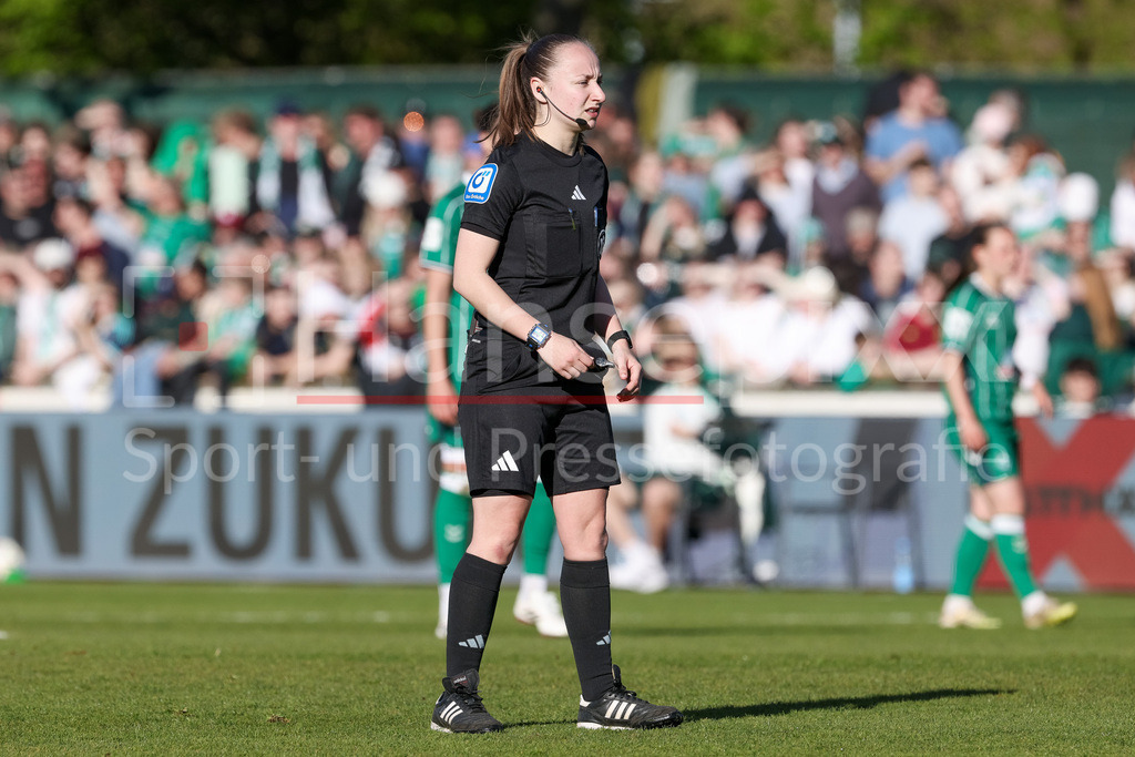 Fussball, Google Pixel Frauen-Bundesliga, SV Werder Bremen - FC Bayern München | Schiedsrichterin Lara Wolf, DIE DFB-RICHTLINIEN UNTERSAGEN JEGLICHE NUTZUNG VON FOTOS ALS SEQUENZBILDER UND/ODER VIDEOÄHNLICHE FOTOSTRECKEN. DFB REGULATIONS PROHIBIT ANY USE OF PHOTOGRAPHS AS IMAGE SEQUENCES AND/OR QUASI-VIDEO.