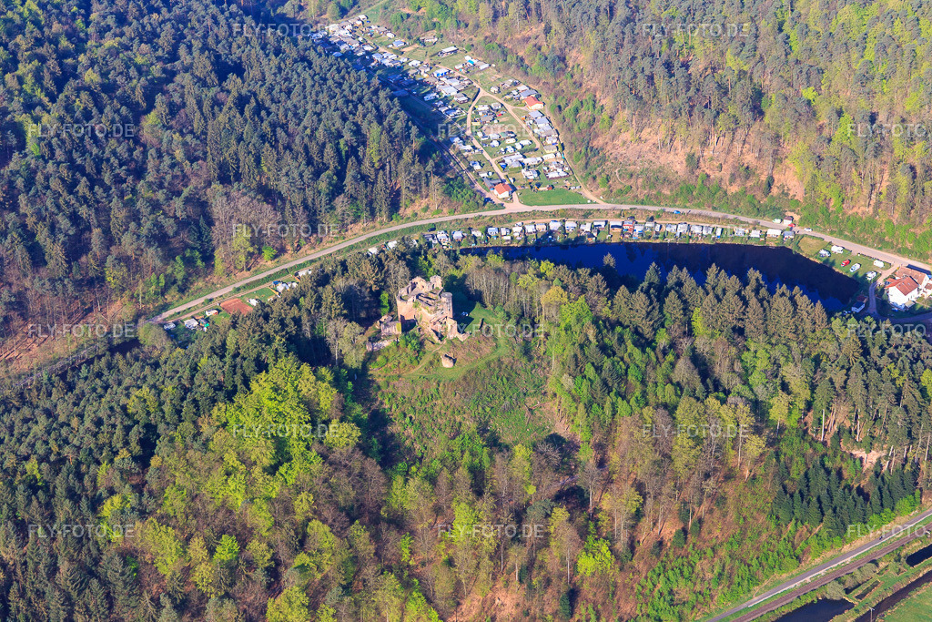 Campingplatz Neudahner Weiher - Günther Jacobi und Campingplatz Moosbachtal - J. Horlemann Erben GbR http://www.neudahner-weiher.de/ https://www.campingplatz-moosbachtal.de/ | Luftbild: Campingplatz Neudahner Weiher - Günther Jacobi und Campingplatz Moosbachtal - J. Horlemann Erben GbR http://www.neudahner-weiher.de/ https://www.campingplatz-moosbachtal.de/ in Dahn im Bundesland Rheinland-Pfalz in Deutschland. Foto: IMG_106927.jpg vom 22.04.2018 durch Werner Riehm/FLY-FOTO.de - Realisiert mit Pictrs.com