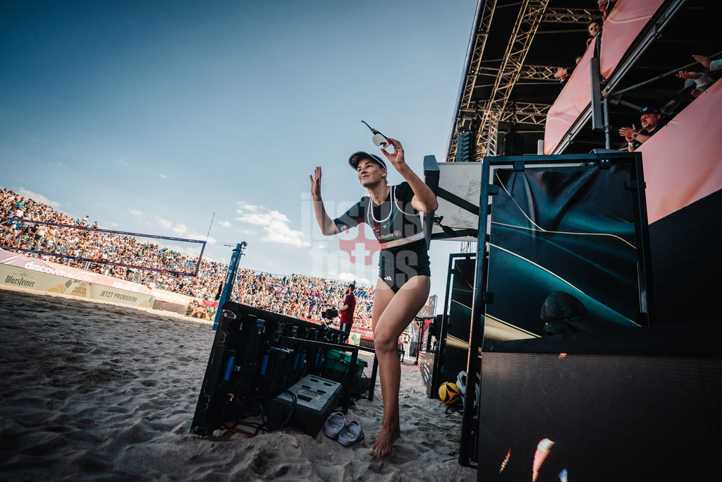 Beachvolleyball | Frauen | Finale |Deutsche Meisterschaften 2025 Timmendorfer Strand | 07.09.2025 | Cinja Tillmann läuft in die Arena ein