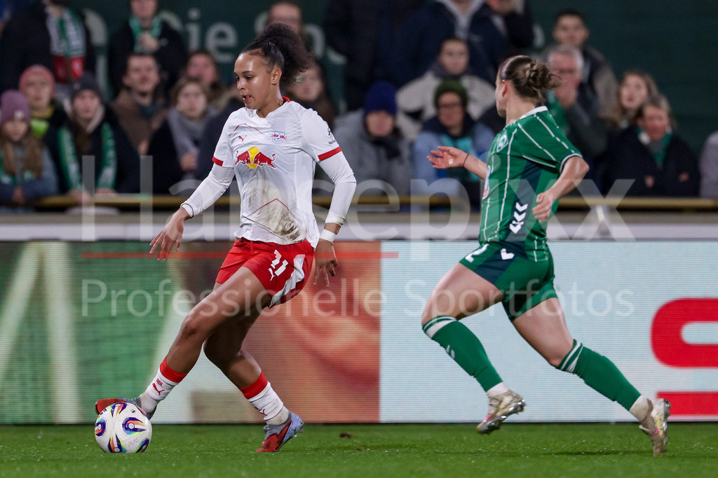 Fussball, Google Pixel Frauen-Bundesliga, SV Werder Bremen - RB Leipzig | v.li.: Lisa Baum (RB Leipzig, 11) und Chiara D Angelo (SV Werder Bremen, 2) im Zweikampf, Duell, Dynamik, Aktion, Action, Spielszene, DIE DFB-RICHTLINIEN UNTERSAGEN JEGLICHE NUTZUNG VON FOTOS ALS SEQUENZBILDER UND/ODER VIDEOÄHNLICHE FOTOSTRECKEN. DFB REGULATIONS PROHIBIT ANY USE OF PHOTOGRAPHS AS IMAGE SEQUENCES AND/OR QUASI-VIDEO.