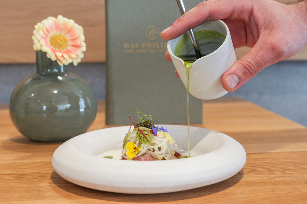 Philippins | Rutesheim - Gastro der Koch Tim Striegel mit den von ihm zubereiteten Speisen in dem kürzlich renovierten Café und der Konditorei Philippins. Im Bild: Balfego Thunfisch mit marinierte Kohlrabi, Wasabi Creme &amp; ponzu und Gurkensud - Realisiert mit Pictrs.com