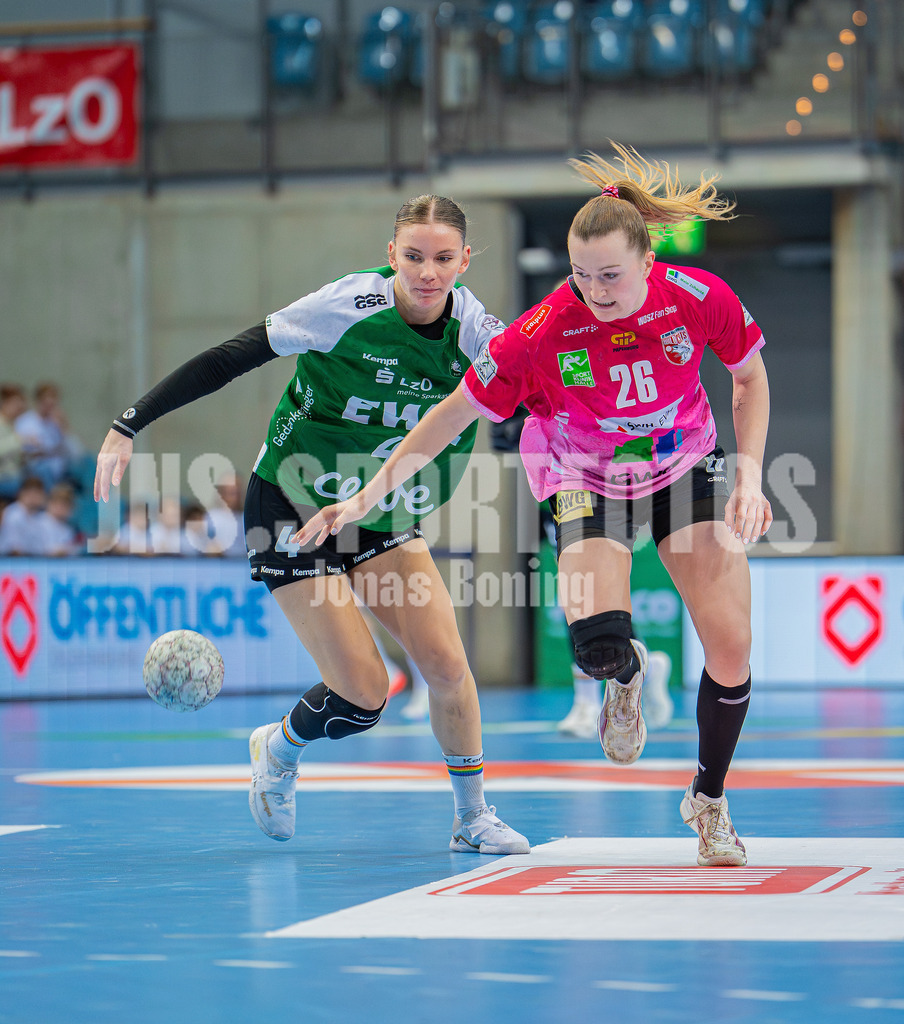 Handball I Frauen I Saison 2025-2026 I 1. HBF I 15. Spieltag I VFL Oldenburg - SV Union Halle-Neustadt 0078 | Toni-Luisa Reinemann (4, VfL Oldenburg) und Cara Reuthal (26, SV Union Halle-Neustadt) - Realisiert mit Pictrs.com