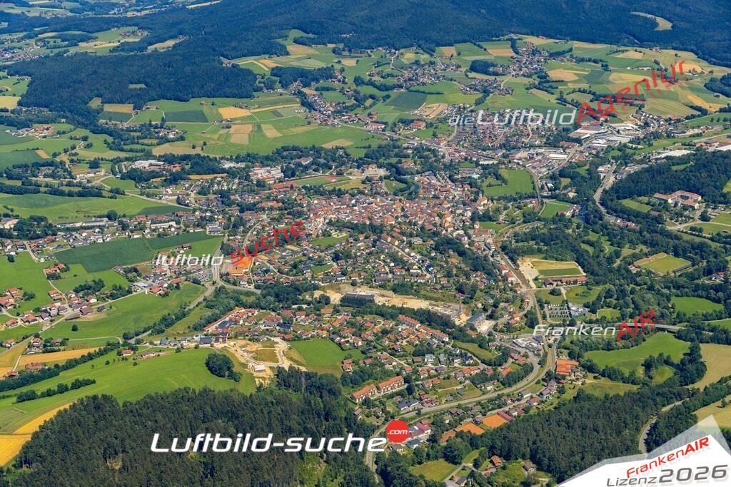 Das Luftbild der Stadt Bad Kötzting wurde 2022 vom Flugzeug heraus erstellt (keine Drohnen-Aufnahmen) Aufnahmehöhe ca.450 Meter- hohe Bildauflösung und Druck-Qualität. Garantiert!