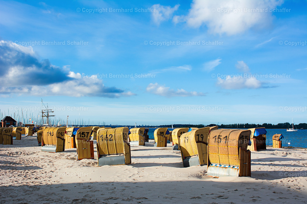 Sandstrand in Laboe an der Kieler Förde  | Ein Sandstrand mit vielen Strandkörben in Laboe an der Kieler Förde im Sommer an der Ostsee in Deutschland.  - Realisiert mit Pictrs.com