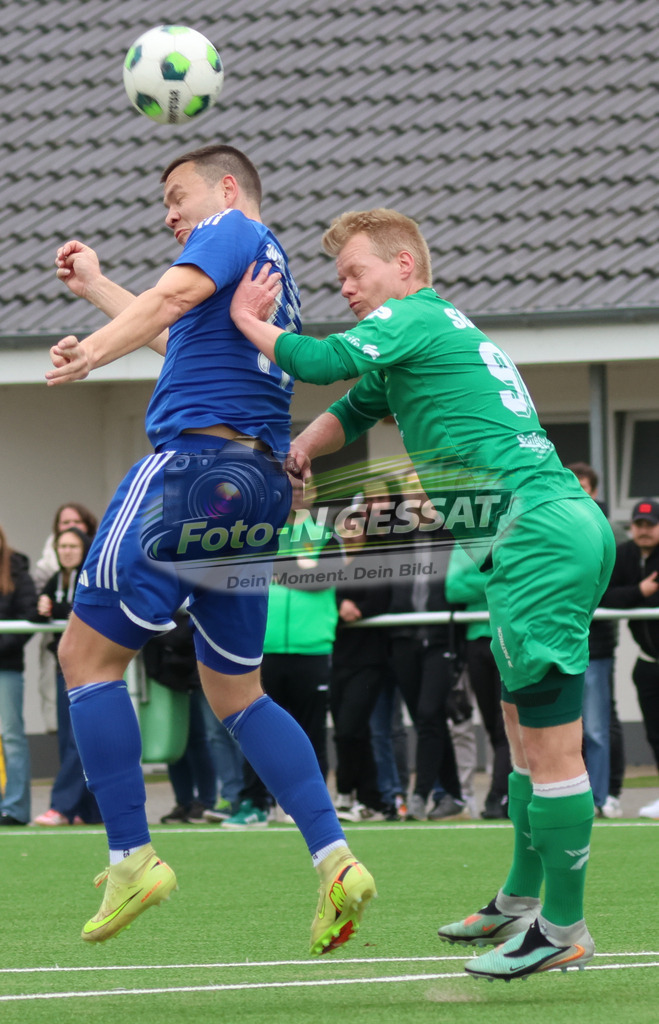 SC Enger - SV Enger-Westerenger | Auf dem Bild zu sehen: grün SC Enger: Dennis Fiedler ; blau SV Enger-Westerenger: Tim DeidersenSC Enger, SV Enger-Westerenger, Saison 25/26, Kreisliga A, Enger, Deutschland - Realisiert mit Pictrs.com