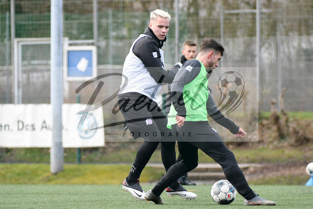 20200302_TRAOSN_0055 | Fussball, Herren: Niklas Schmidt (VfL Osnabrueck) und Manuel Farrona Pulido (VfL Osnabrueck) im Zweikampf waehrend der Trainingseinheit des VfL Osnabrueck im Sportpark Illoshoehe am 02.03.2020 in Osnabrueck, Deutschland. - Realisiert mit Pictrs.com