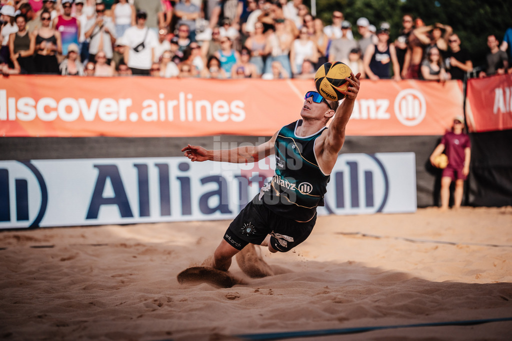 Beachvolleyball | Männer | Allianz German Beach Tour 2025 | Tourstop München | 12.07.2025 | Jonas Reinhardt springt zum Ball