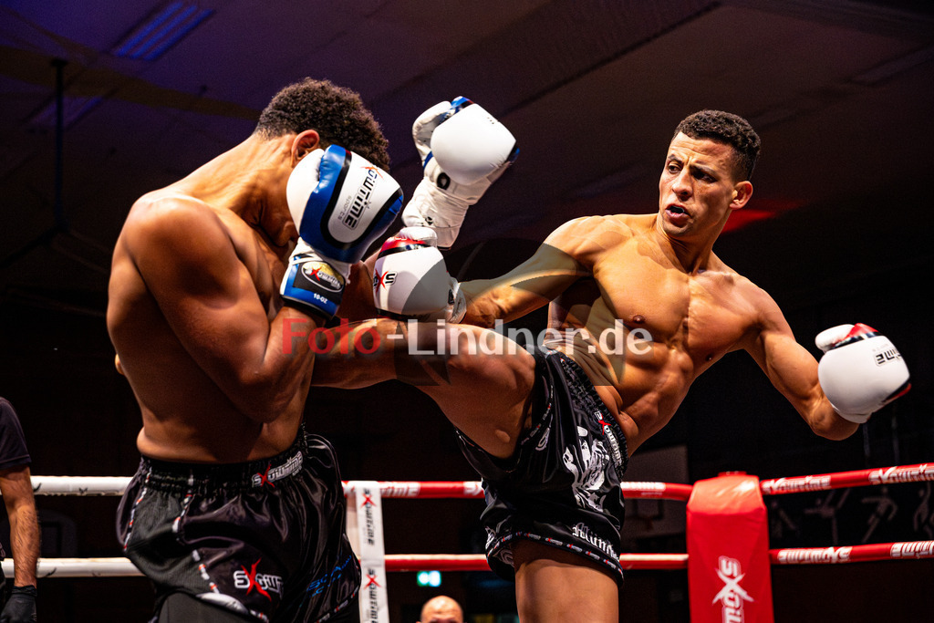 Daniel Reichhart (Sportclub Allgäu - blau) gegen Youssef Guella (SCS M - rot) | MFA Fight Night K1 Style bis 80kg , Daniel Reichhart (Sportclub Allgäu - blau) gegen Youssef Guella (SCS M - rot), 20251108,,2025-11-08 in Penzberg (Wellenberghalle Penzberg), Copyright: WolfgangxLindner www.foto-lindner.de