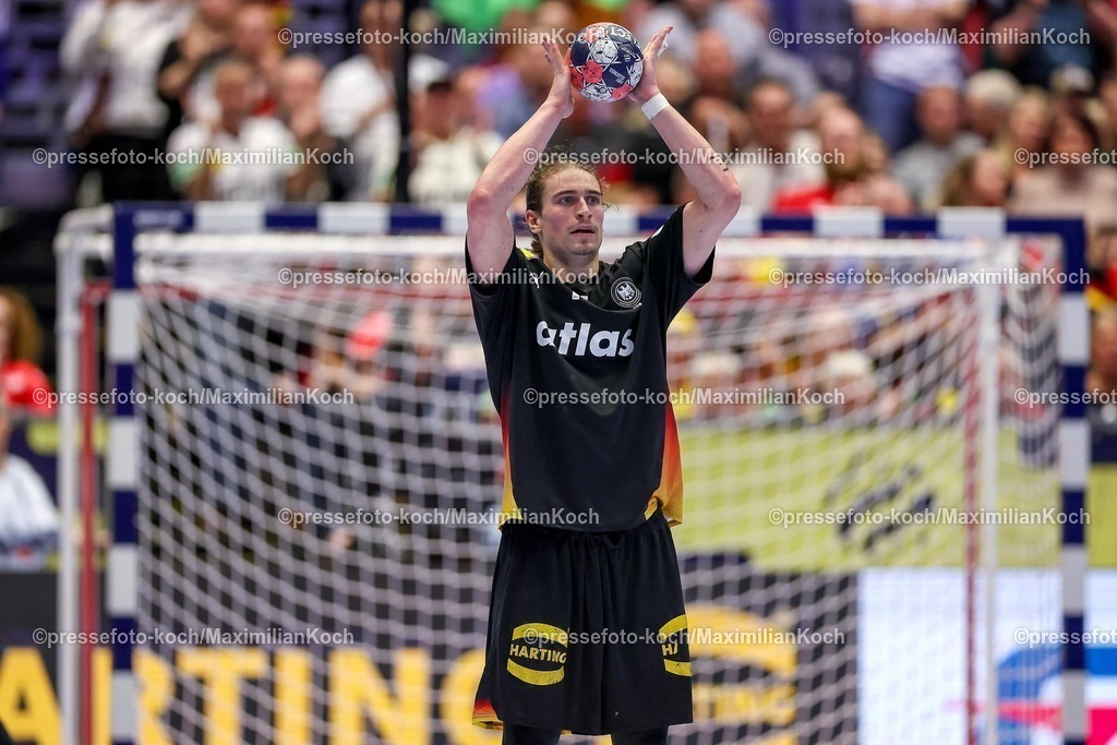 EHF19012602197 | 19.01.2026, Handball, Men's EHF EURO 2026, Deutschland - Spanien, Jyske Bank Boxen in Herning, Dänemark, Preliminary Round:  Juri Knorr (Germany #15) gestikulierend auf dem Spielfeld  