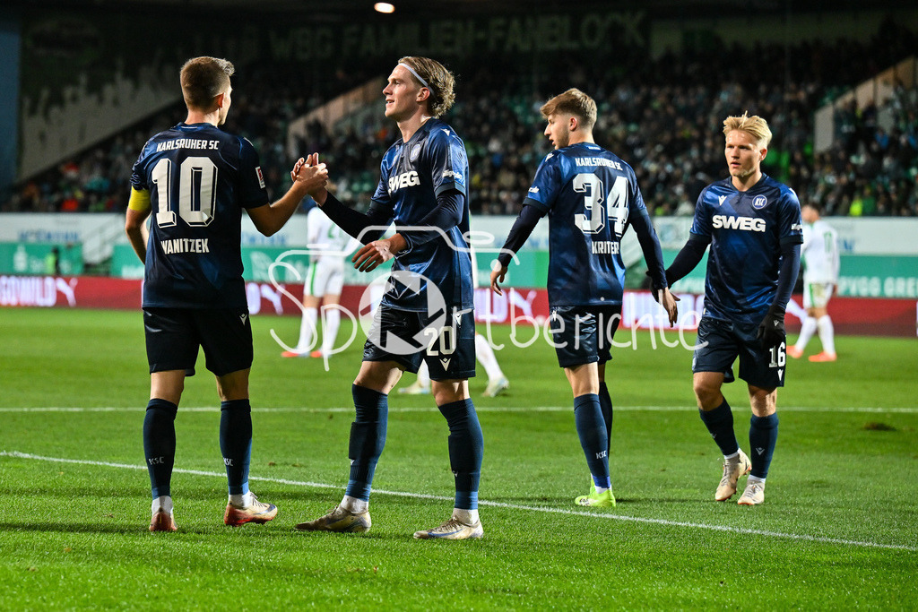 SpVgg Greuther Fürth - Karlsruher SC | FUERTH, GERMANY - OCTOBER 24: Marvin WANITZEK (Karlsruher SC 10) celebrating the goal to 0-3 during the 2. bundesliga match between SpVgg Greuther Fuerth vs. Karlsruher SC on matchday 10 at Sportpark Ronhof Thomas Sommer on October 24, 2025 in Fuerth, Germany / DFL REGULATIONS PROHIBIT ANY USE OF PHOTOGRAPHS AS IMAGE SEQUENCES AND/OR QUASI-VIDEO