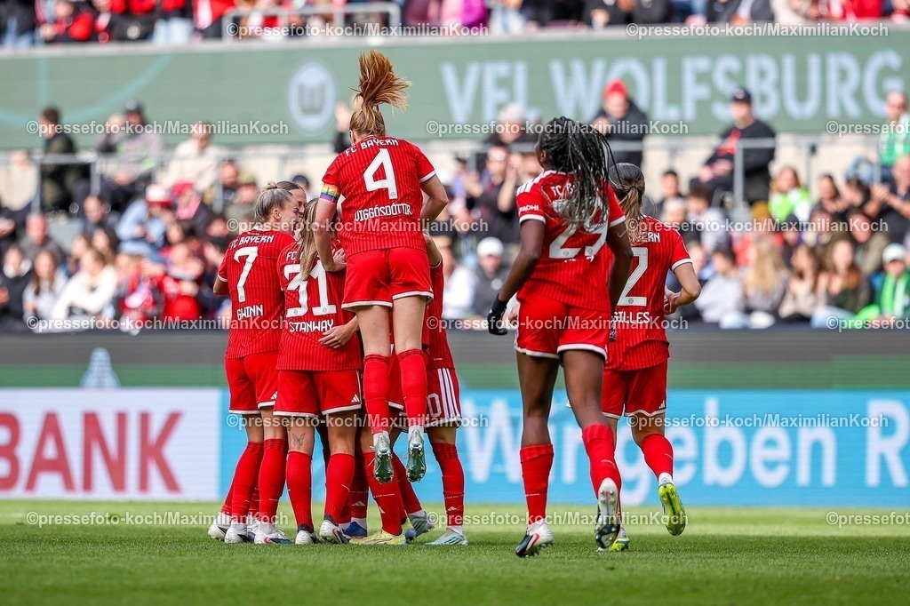 xKWIx14052601096 | 2026.05.14, xkwix, Fußball, Finale DFB-Pokal Frauen, VfL Wolfsburg -  FC Bayern München, Saison 2025 2026, Rhein-Energie-Stadion in Köln: Spielerinnen jubeln nach 0:4 durch Arianna Caruso (FC Bayern München Frauen #27) DFB regulations prohibit any use of photographs as image sequences and or quasi-video. Photo: xKamilxWilkowskixPressefotoKochx