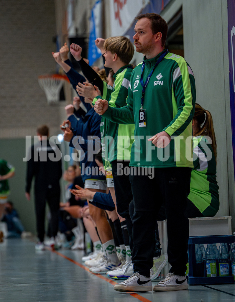 Handball I Frauen I Saison 2025-2026 I 3. Liga Staffel Nord I 10. Spieltag I SC SFN Vechta - HSG Blomberg-Lippe II I 0168 | Jubel auf der Bank Simon Schreiner (SC SFN Vechta) - Realisiert mit Pictrs.com