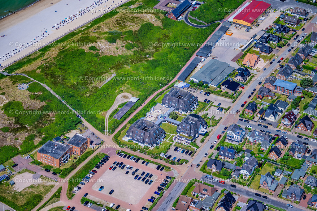 Sylt_Westerland_Dorint_Strandresort_Spa_ELS_0536210625 | SYLT 21.06.2025 Sandstrand- Landschaft und Promenade mit dem " Dorint Resort Hotel " entlang des Küsten- Verlaufes im Ortsteil Westerland auf Sylt auf der Insel Sylt im Bundesland Schleswig-Holstein, Deutschland. // Sandy beach landscape and promenade with the "Dorint Resort Hotel" along the coast in the district of Westerland on Sylt on the island of Sylt in the federal state of Schleswig-Holstein, Germany. Foto: Martin Elsen