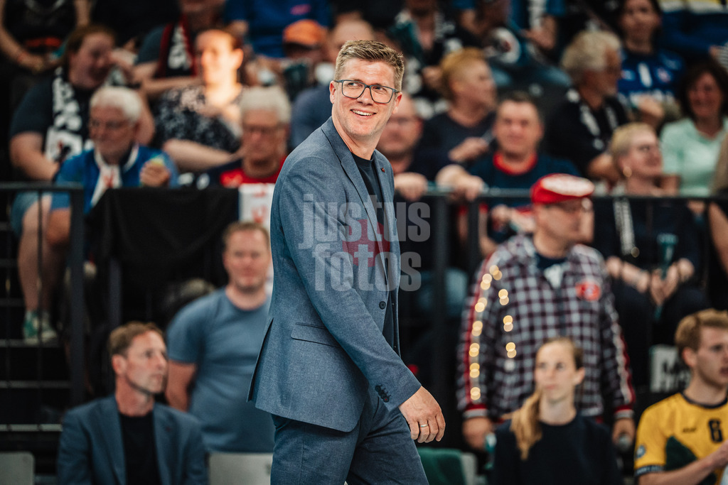Volleyball | Herren | Saison 2024/2025 | 1. Volleyball Bundesliga Männer | Finale | SVG Lüneburg vs. BERLIN RECYCLING Volleys | 01.05.2025 | Trainer Stefan Hübner (SVG Lüneburg) fröhlich