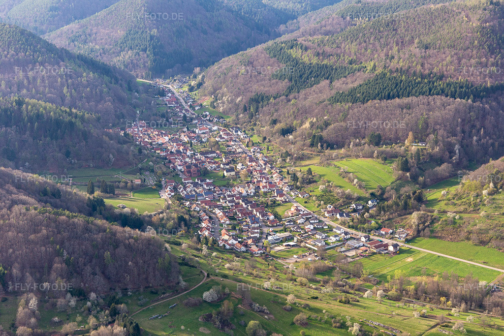 Luftbild:  in Eußerthal im Bundesland Rheinland-Pfalz in Deutschland. – Foto: IMG_131114.jpg vom 12.04.2022 durch Werner Riehm/FLY-FOTO.de – Auflösung des Originals: 5472 x 3648 px – WWW.EUSSERTHAL.DE