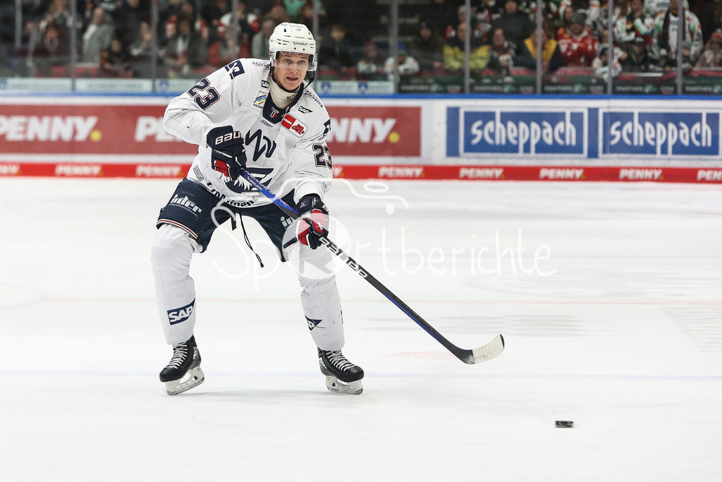 Augsburger Panther - Adler Mannheim | Jyrki JOKIPAKKA (MERC #23) am Puck / Freisteller / Einzelfoto