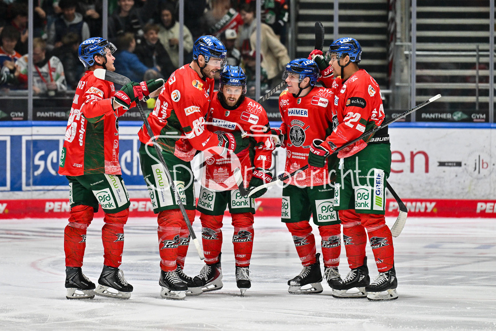 Augsburger Panther - Grizzlys Wolfsburg | Jubel der Panther nach dem Treffer zum 1-0 durach Alexandre GRENIER (Augsburger Panther 82) / Tor / Torschuetze / Freude / Happy / DEL: Augsburger Panther - Grizzlys Wolfsburg; Curt Frenzel Stadion am 10.10.2025