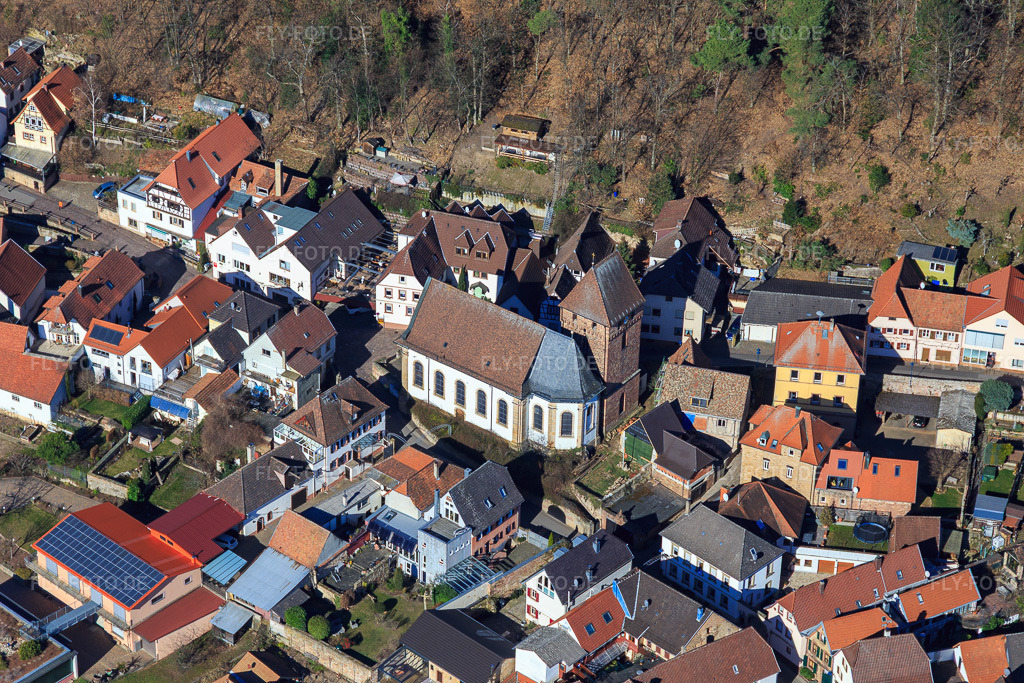 Luftbild: Katholische Kirche St. Stephanus in Gleisweiler im Bundesland Rheinland-Pfalz in Deutschland. Foto: IMG_112696.jpg vom 27.02.2019 durch Werner Riehm/FLY-FOTO.de