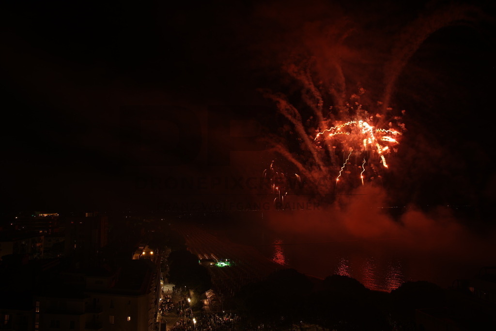 Ferragosto Fireworks in Grado, Italy | GRADO, ITALY, 15.AUG.26 - FIREWORKS - Ferragosto fireworks over the Adriatic Sea in Grado, Italy. Colorful fireworks light up the night sky above the beach, coastline and waterfront during the traditional summer celebration. - Realisiert mit Pictrs.com