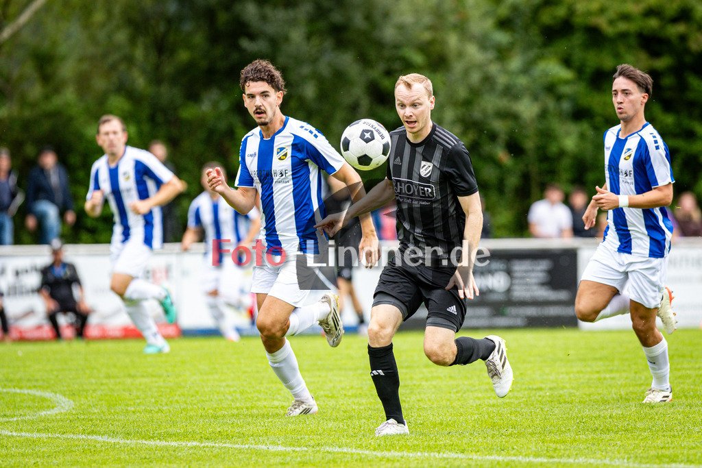 SV Polling gegen SV Planegg-Krailing | Fußball Herren Bezirksliga Oberbayern Süd 2025/26 1. Spieltag, SV Polling gegen SV Planegg-Krailing, 20250727,Philipp SELIGMANN (SV Polling 9) in Aktion, 2025-07-27 in Polling (Sportplatz Polling), Philipp SELIGMANN (SV Polling 9), Leonardo LAJQI (SV Planegg-Krailing 22), Copyright: WolfgangxLindner www.foto-lindner.de