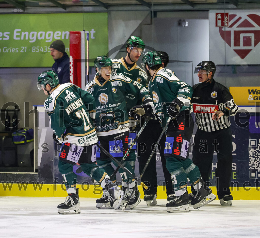 2026-01-06_032_TSV_Erding_gegen_EV_Lindau_Islanders | Erding, Deutschland, 06.01.2026:Eishockey, Oberliga Süd 2025 / 2026, 35. Spieltag, TSV Erding gegen EV Lindau Islanders, Endergebnis: 2:5Erik Modlmayr (Erding Gladiators, #21), Mark Waldhausen (Erding Gladiators, #27), Bastian Cramer (Erding Gladiators, #34), Marc Schmidpeter (Erding Gladiators, #33)Foto: Christian Riedel / fotografie-riedel.net
