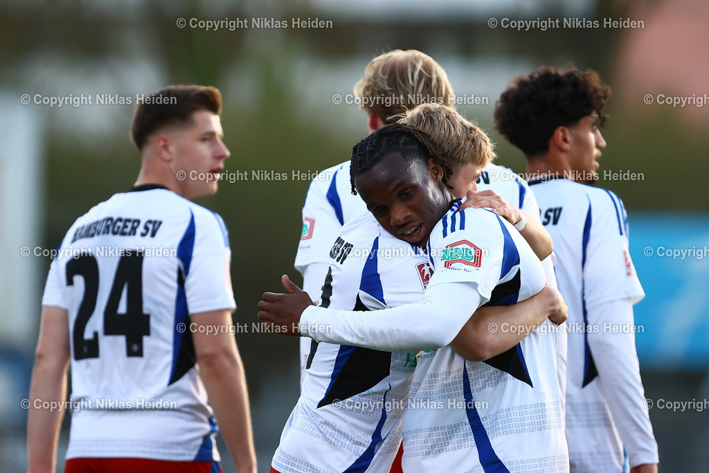 NH_HamburgerSVU21_VfBLübeck _RegionalligaNord_02042025 | #20 Timon Kramer bejubelt zusammen mit #9 Maurice Osei Boakye (beide Hamburger SV U21) seinen Treffer zum 1:0.Fußball I Herren I Regionalliga Nord I Saison 2024-2025 I 28. Spieltag I Hamburger SV U21 - VfB Lübeck I 02.04.2025 I Stadion Hoheluft