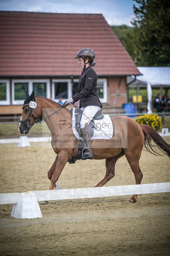 DOS_2481 | Entdecke hochwertige Reitturnierfotos von Foto Oger. Professionell, emotional und authentisch – jetzt Lieblingsmomente im Shop bestellen.Deutschlandweite Turnierfotografie. - Realisiert mit Pictrs.com