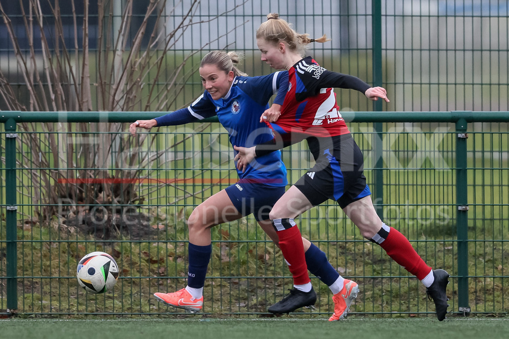 Fussball, Testspiel Frauen, Hamburger SV - 1. FFC Turbine Potsdam | v.li.: Noa Selimhodzic (1. FFC Turbine Potsdam, 50) und Jaqueline Dönges (Hamburger SV, 21) im Zweikampf, Duell, Dynamik, Aktion, Action, Spielszene