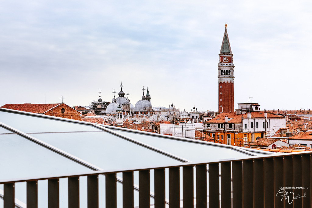 20220311-113325 ITALIEN-Venedig_153-1 Kopie | Herzlich willkommen auf meiner Seite! Ich bin Elke Wallnisch, Deine Fotografin für lichtstarke Momente. Der Name steht für alles, was mich mit der Fotografie verbindet: Das Licht und seine machtvolle Wirkung auf eine Situation oder unsere Stimmung - Realisiert mit Pictrs.com