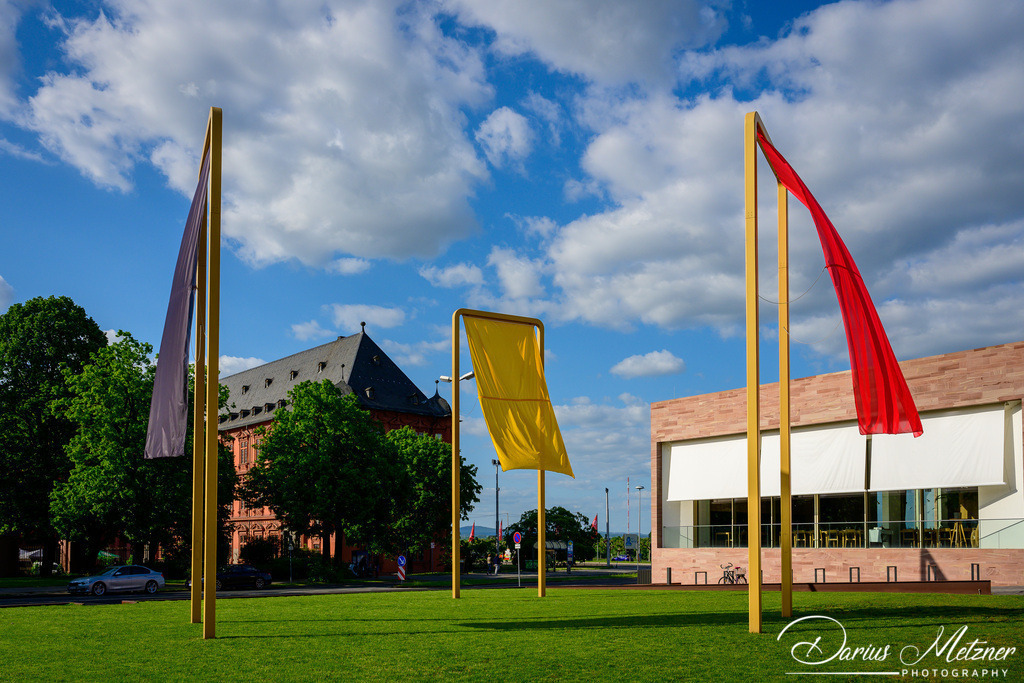 Kunst vor dem Landtag Rheinland-Pfalz | Kunst vor dem Landtag Rheinland-Pfalz - Die Vergänglichkeit von Demokratie von Michael Sailstorfer