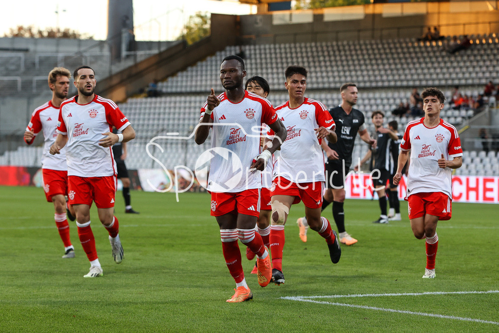 FC Bayern Amateure - FC Memmingen | Desire SEGBE AZANKPO (FCB #34)  jubelt mit seinen Teamkollegen nach seinem Elfmetertor zum 2-1 fuer die Bayern / Tor / Elfmeter / Jubel / Freude