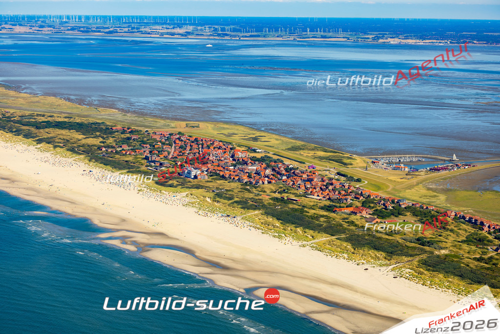 Aktuelles Luftbild von  Juist - Die Luftaufnahme wurde 2022 mittels UL-Flugzeug erstellt ( keine Drohne ) - hochauflösende Kamera-Systeme von  Canon -Beste Qualität - Für grossformatige Ausdrucke geeignet. Die Geschenkidee !