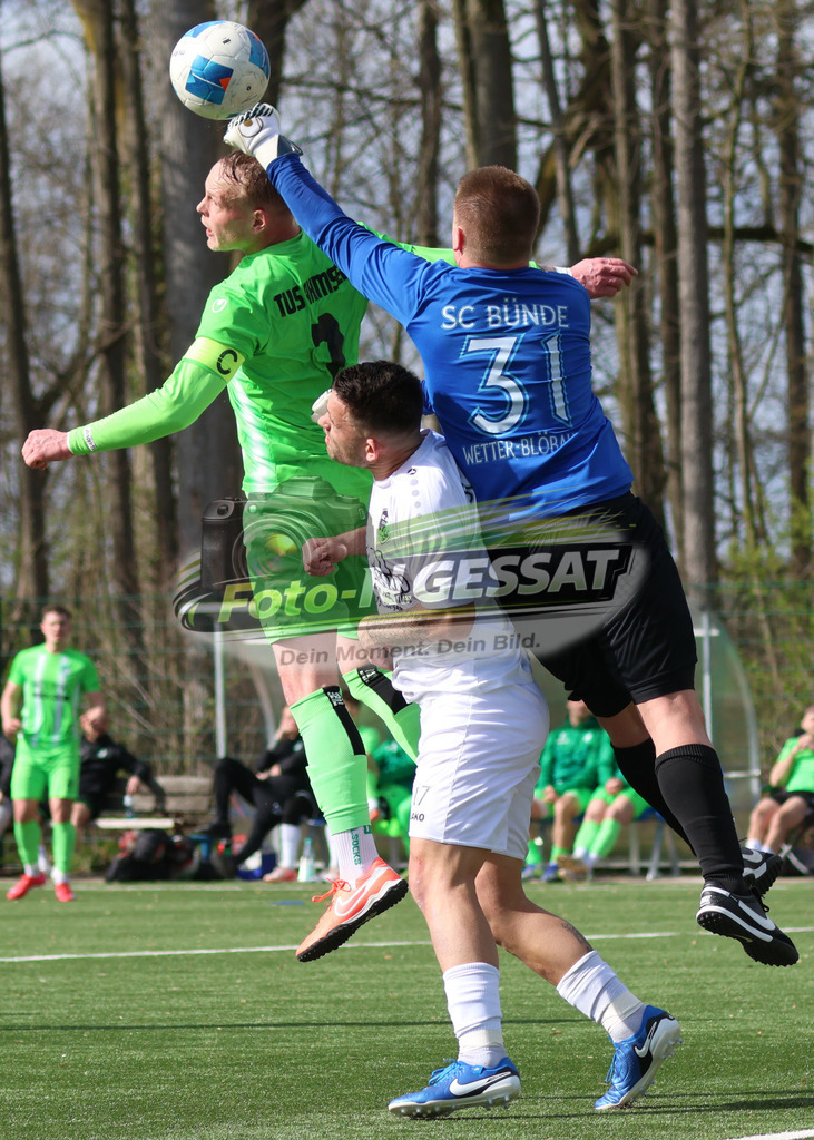 SC Bünde - TuS Ahmsen | Auf dem Bild zu sehen: weiß SC Bünde v.l.: (blau) C_hristian Wetter-Blöbaum, Anton Gladkov ; grün TuS Ahmsen: Jörn SeifertSC Bünde, TuS Ahmsen, Saison 25/26, Bezirksliga, Deutschland - Realisiert mit Pictrs.com