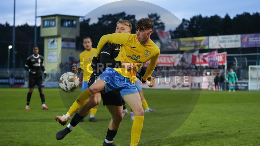 Fußball, Herren, Saison 2025/2026, Regionalliga Nordost, 18. Spieltag, FSV 63 Luckenwalde vs. FC Rot-Weiß Erfurt, Samstag 06.12.2025, Werner-Seelenbinder-Stadion Luckenwalde, | Fußball, Herren, Saison 2025/2026, Regionalliga Nordost, 18. Spieltag, FSV 63 Luckenwalde vs. FC Rot-Weiß Erfurt, Samstag 06.12.2025, Werner-Seelenbinder-Stadion Luckenwalde, Im Bild: Louis Schulze (l. Erfurt) und Tim Maciejewski (r. Luckenwalde) - Realisiert mit Pictrs.com