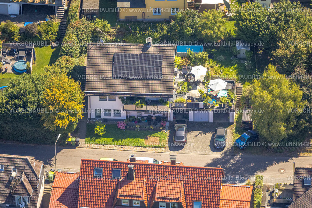 Kierspe250813070 | Luftbild, Wohnhaus mit Solardach an der Wiesenstraße, Höferhof, Kierspe, Sauerland, Nordrhein-Westfalen, Deutschland