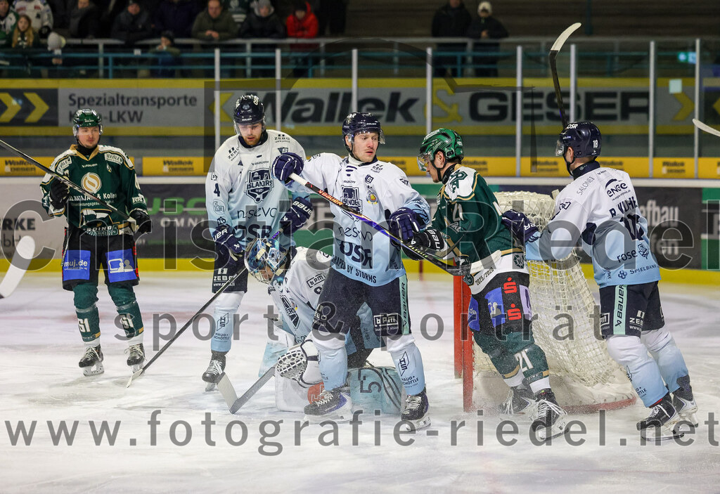 2026-01-06_018_TSV_Erding_gegen_EV_Lindau_Islanders | Erding, Deutschland, 06.01.2026:Eishockey, Oberliga Süd 2025 / 2026, 35. Spieltag, TSV Erding gegen EV Lindau Islanders, Endergebnis: 2:5Dennis Miller (Erding Gladiators, #61), Lukas Bender (EV Lindau Islanders, #4), Torwart Daniel Filimonov (EV Lindau Islanders, #96), Erik Modlmayr (Erding Gladiators, #21), Robin Wucher (EV Lindau Islanders, #18)Foto: Christian Riedel / fotografie-riedel.net